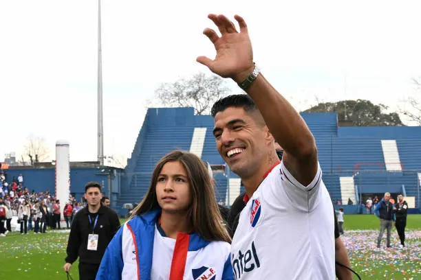 uruguayan-forward-luis-suarez-waves-to-fans-accompanied-by-his-daughter-delfina-during-his