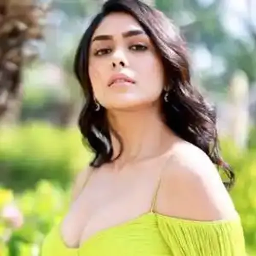 mrunal-thakur-biography-tring