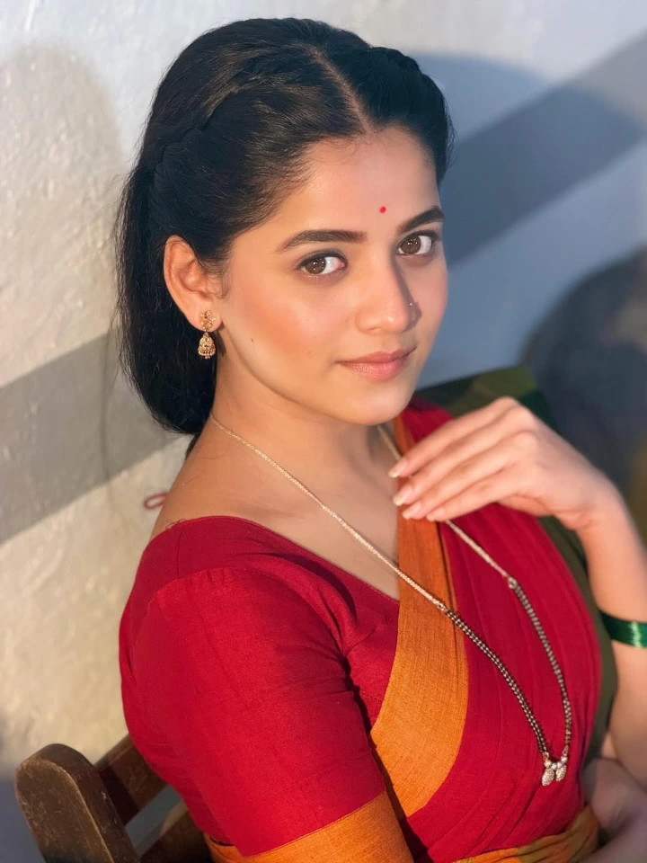 Sharayu-Sonawane-Looking-Cute